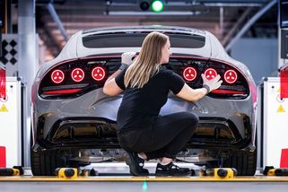 Stejně peněz, více práce. Mercedes vůči německým dělníkům přitvrdí - Seznam Zprávy